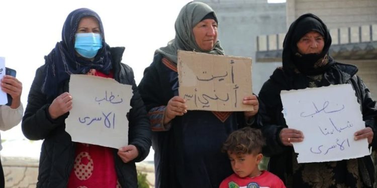 عائلات أسرى مقاتلي كوباني تطالب الحكومة المؤقتة بالإفراج عن أبنائها