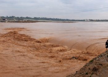 سيول جارفة تعزل الطريق الحدودي بين سوريا والعراق قرب القائم
