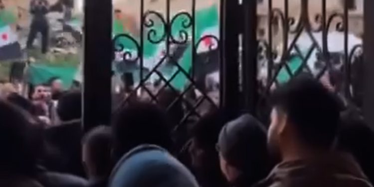 احتجاجات في حي جوبر بدمشق رفضاً لمنح مشاريع إعادة الإعمار لـمحمد حمشو