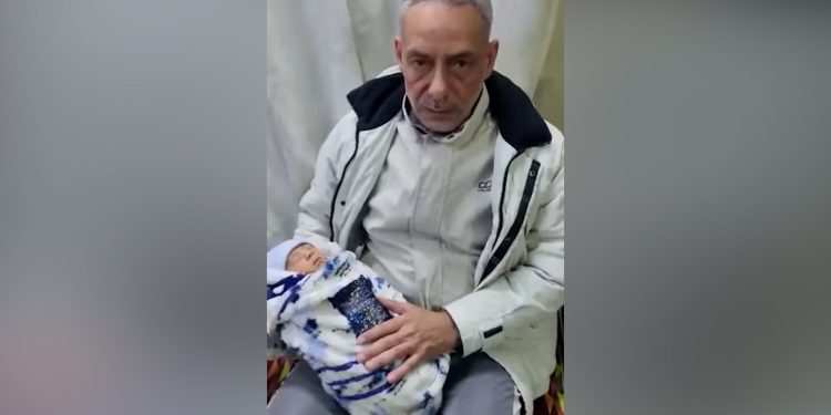 مشهد مأساوي لرضيعين تركهما ذووهما في دمشق ودير الزور