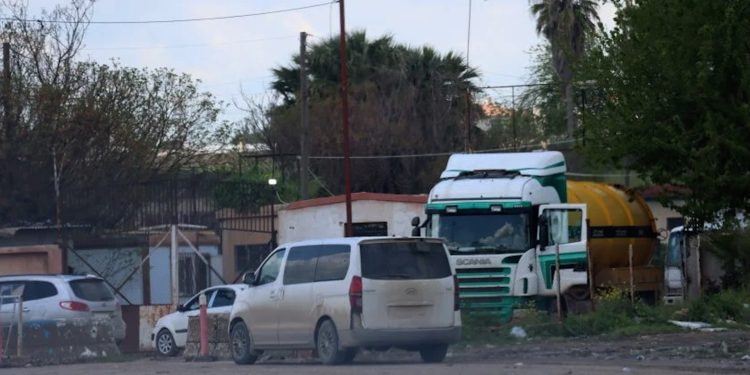 دخول آليات خدمية إلى معبر نصيبين تمهيداً لإعادة فتحه