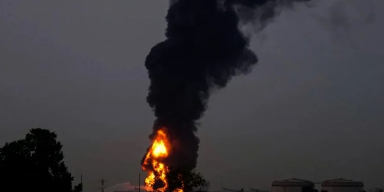 مقتل شخص وإصابة آخرون جراء سقوط شظايا اعتراض على منشآت للغاز في أبوظبي