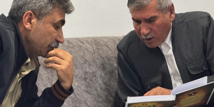 المؤرخ برادوست ميتاني يهدي نسخة من كتابه الجديد للعميد سمير علي أوسو