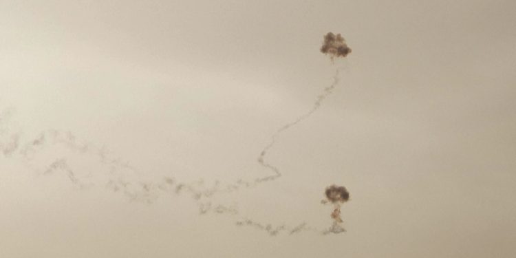 الدفاعات الجوية الإسرائيلية تعترض صواريخ لحزب الله شمال البلاد