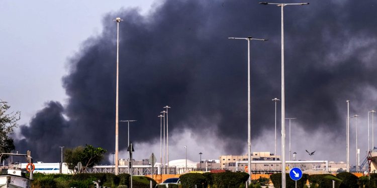 حرائق في مصنع بتروكيماويات بأبوظبي بعد اعتراض صاروخ إيراني