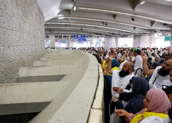 في أول أيام عيد الأضحى.. الحجاج يبدأون رمي جمرة العقبة الكبرى