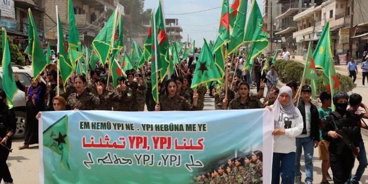 مسيرتان في كركي لكي وعامودا دعماً لـ YPJ وتطالبان بتمثيلها ضمن وزارة الدفاع