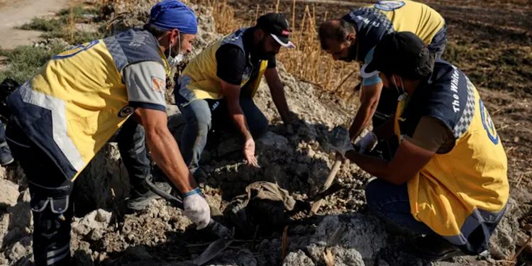 العثور على مقبرة جماعية داخل بئر تضم رفات عشرات الضحايا في منطقة السفيرة جنوب حلب