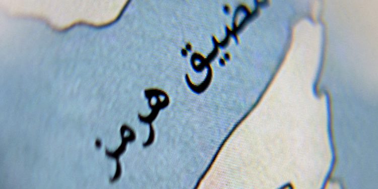 مسؤول إيراني يحذر من محاولات أمريكية للتدخل في مضيق هرمز