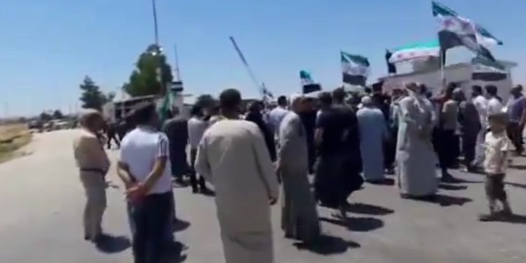 حلب..احتجاجات أمام مدخل بلدة نبل رفضا لافتتاح محكمة الصلح فيها