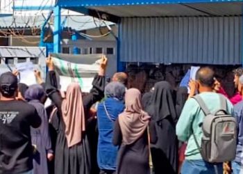 أهالي المعتقلين بريف القنيطرة يحتجون أمام مقر “الأندوف” للمطالبة بالإفراج عن أبنائهم