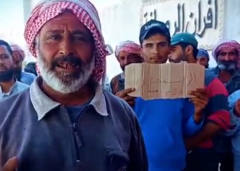 وقفة احتجاجية لعمال النظافة في ريف الرقة للمطالبة برواتبهم المتأخرة