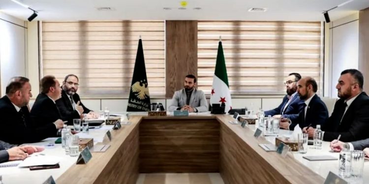 الحكومة المؤقتة في سوريا تقر التعامل بالليرة في عمليات بيع المشتقات النفطية