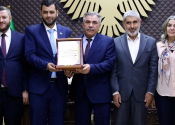 محافظ الحسكة يكرم مشرفو العملية الامتحانية في المحافظة