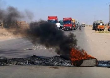 لليوم الثاني أهالي الهول يقطعون طريق صهاريج النفط احتجاجاً على تدهور الخدمات