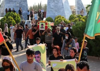 أهالي كوباني يشيّعون جثمان شهيد ويؤكدون التمسك بنهج الشهداء