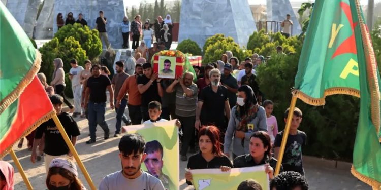 أهالي كوباني يشيّعون جثمان شهيد ويؤكدون التمسك بنهج الشهداء