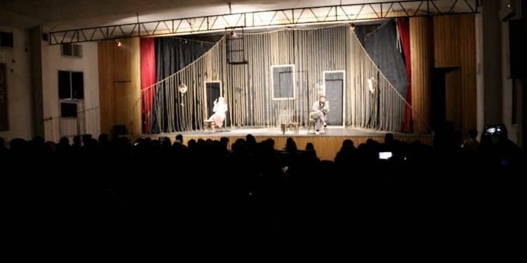 عرض مسرحي في قامشلو بعنوان: “نعتذر لن نفهم ما سيحدث”
