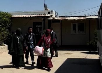 12 عائلة أندونيسية من عوائل مرتزقة داعش تغادر مخيم روج