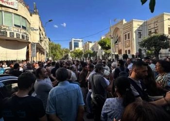 معتصمون يطالبون بإرساء دولة القانون ومحاربة الفساد أمام مجلس الشعب في دمشق