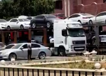 أصحاب السيارات المحتجزة يعتصمون أمام جمارك الرقة مطالبين بإنهاء معاناتهم