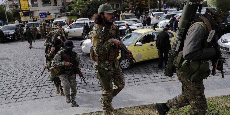 بين ضغط المعيشة وخلاف الأيديولوجيا..مستقبل المقاتلين الأجانب في المشهد السوري الجديد