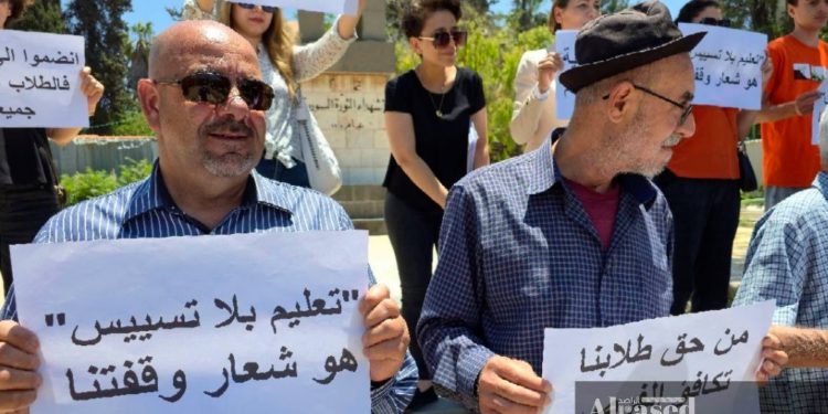 السويداء.. وقفة احتجاجية صامتة للمطالبة بإقرار دورة امتحانية استثنائية لأبناء المحافظة
