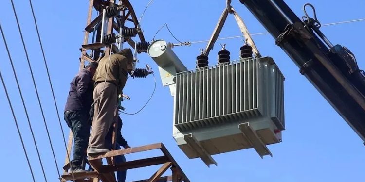 مؤسسة كهرباء قامشلو تواصل حملتها لإعادة تأهيل محطات التحويل