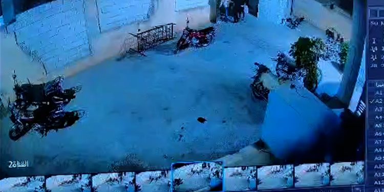 مرتزق “مبايع لداعش” يقتحم مبنى حكومي بريف درعا ويستعيد دراجة نارية بالقوة