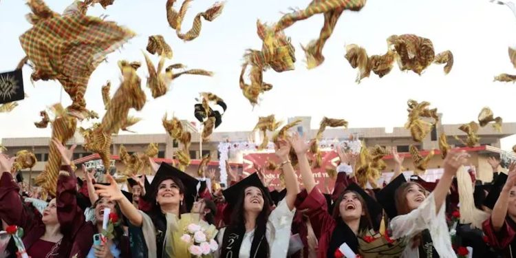 معلمون وطلاب في تل تمر يرحبون بالاعتراف بشهادات الإدارة الذاتية ويطالبون بخطوات إضافية