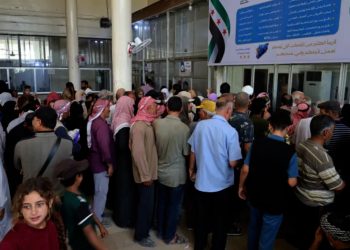 الحسكة.. ازدحام وشكاوى من بطء استبدال الليرة السورية القديمة مع اقتراب انتهاء المهلة