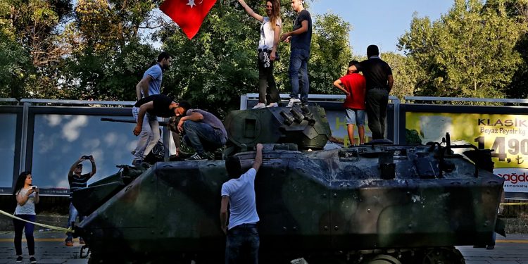 النيابة العامة في تركيا تأمر بتوقيف نحو ألف شخص قبل ذكرى محاولة الانقلاب