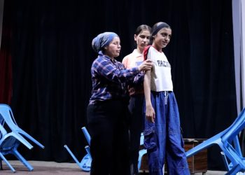 كاتبة مسرحية مهجرة من “سري كانيه” توثق قضايا المرأة على خشبة المسرح