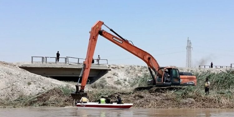 انتشال جثمانين والبحث عن ثالث سقطت سيارتهم في نهر البليخ