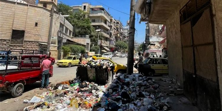 المرصد السوري: تراكم النفايات في حي الكلاسة بحلب يثير مخاوف الأهالي من كارثة صحية