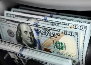 أمريكا تستأنف إرسال شحنات الدولار النقدي جواً إلى العراق بعد توقف دام لعدة أشهر