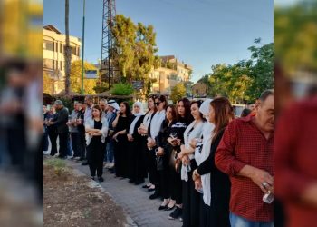 أهالي السويداء يضيئون الشموع إحياءً لذكرى ضحايا مجازر تموز