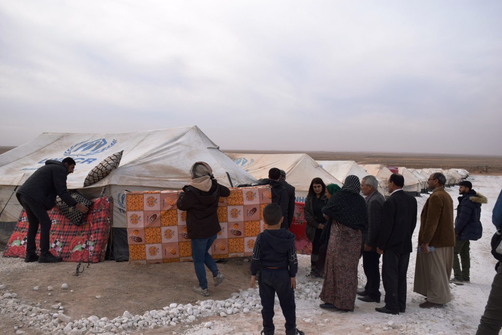 Meclisa Kantona Girê Spî ji bo koçberan li Reqayê kampek vekir