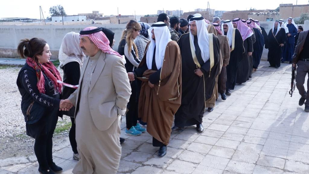 Şêxên eşîrên li Reqa û Tebqayê serdana eniyên şer ên li Eyn Îsayê kir