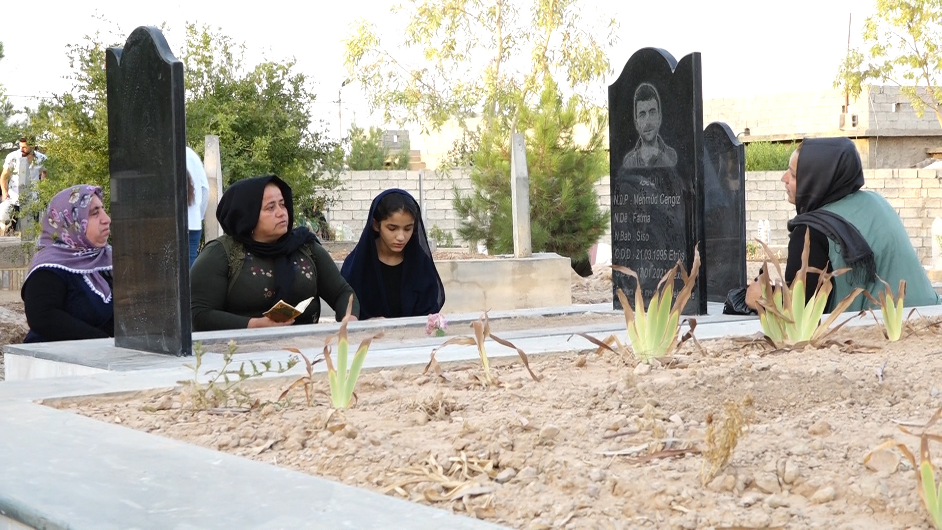 Şêniyên Mexmûrê li ser goristanê û li Saziya Malbatên Şehîdan cejin pîroz kirin