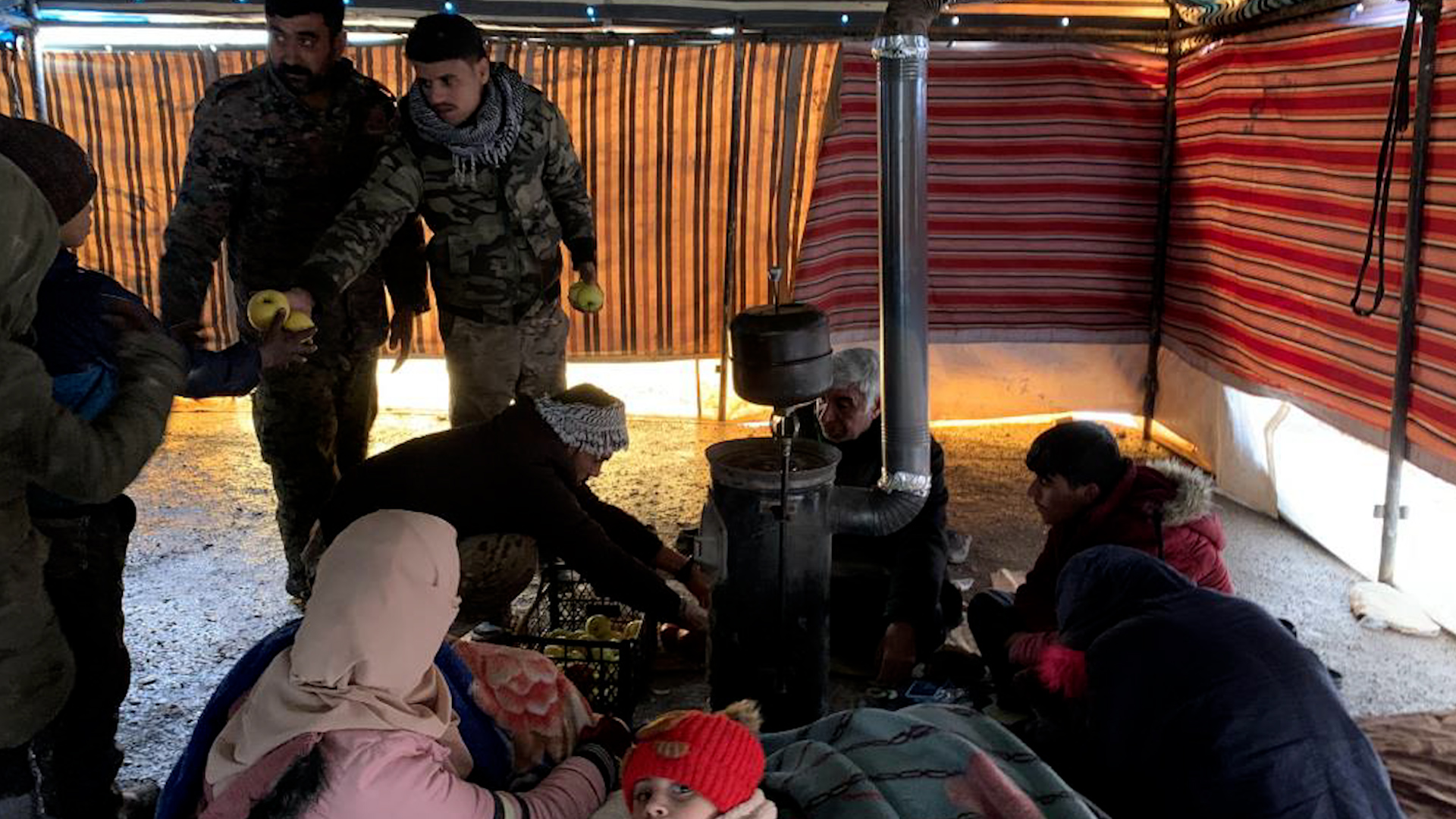 Meclisa Leşkerî ya Minbicê alîkarî da malbatên li navendên hewandinê