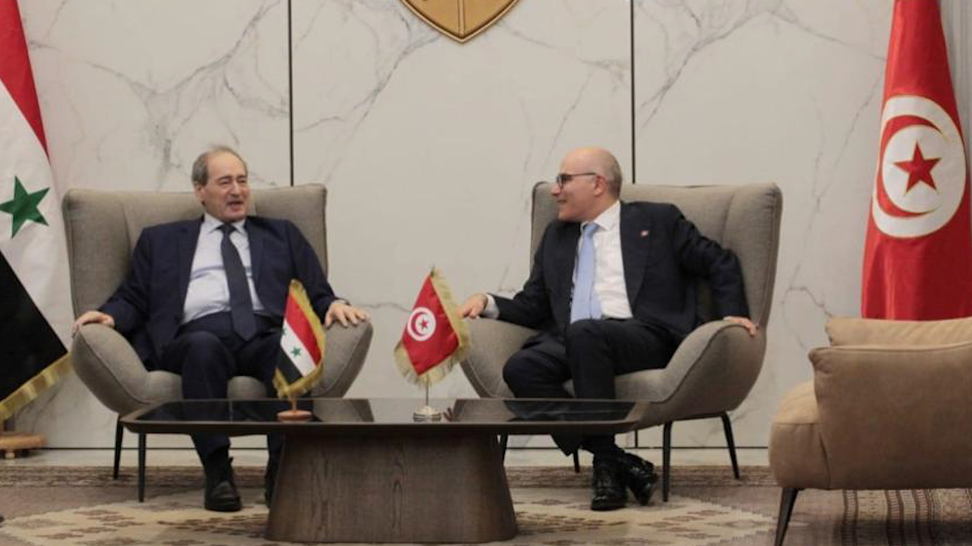 Wezîrê Karên Derve yê hikumeta Şamê Feysel Miqdad li Tûnisê ye