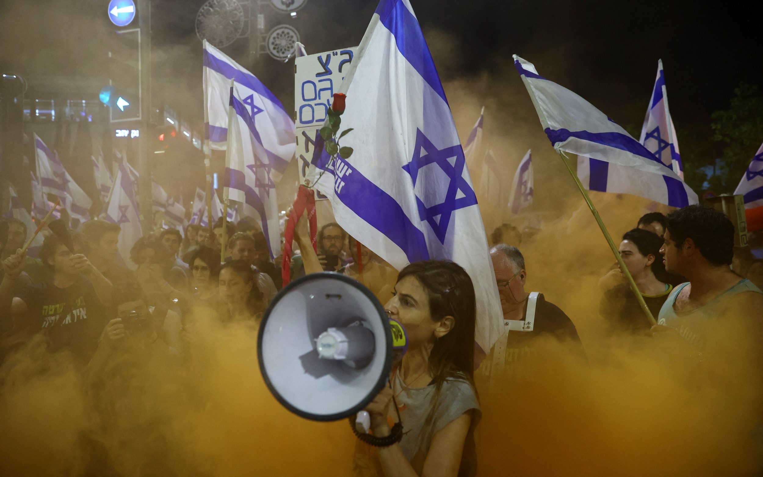 Çavnebariya Netanyahu bo dadweriyê, gel daxist kolanan