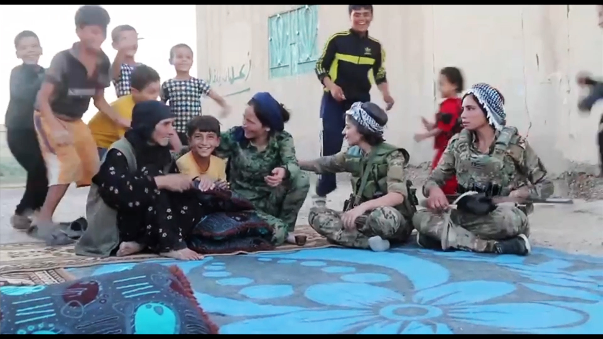 Dîmenên şevanên YPJ û xelkê Dêrazorê piştî operasyonê