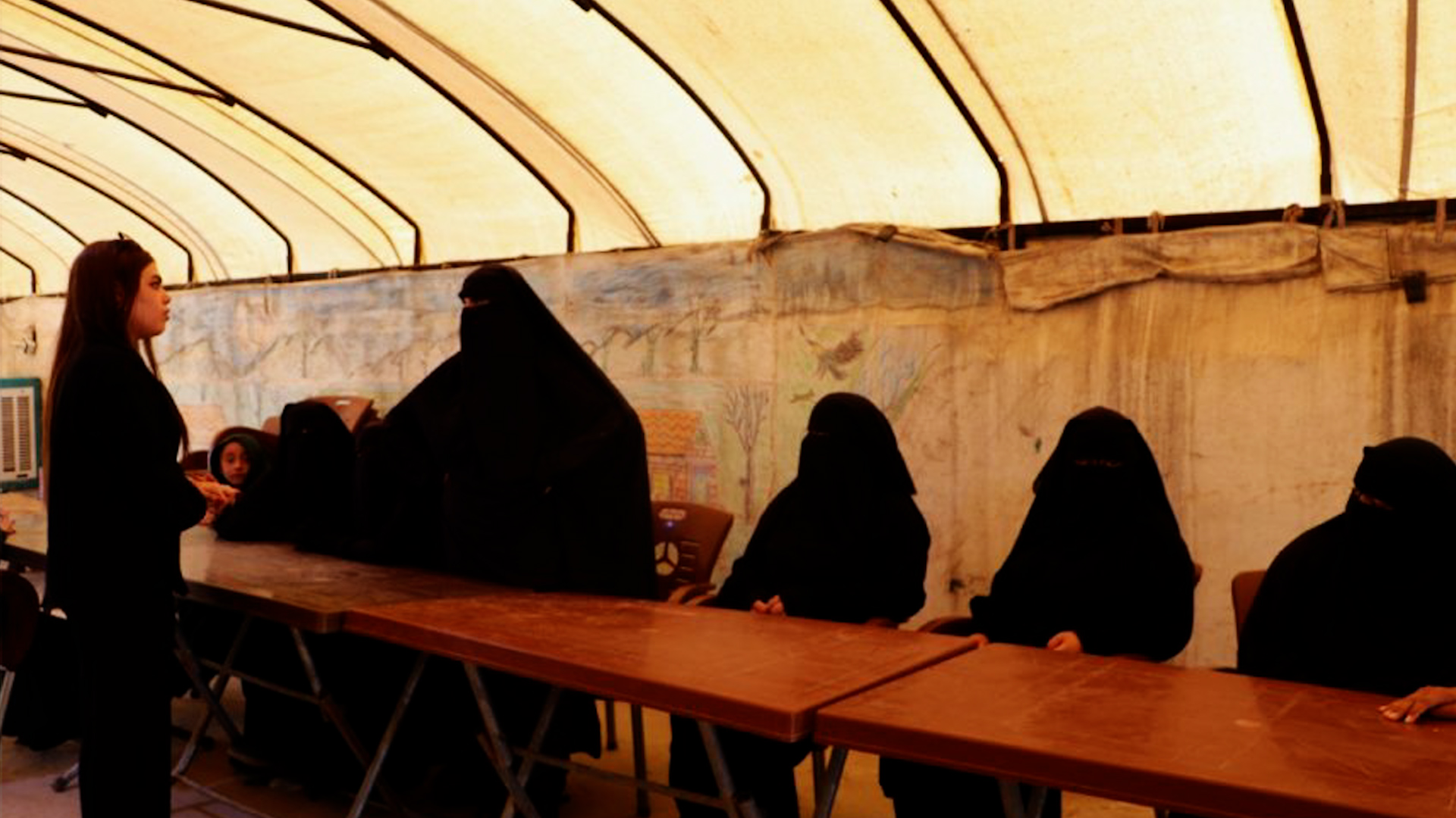 Rêveberiya Xweser şêniyên kampa Holê perwerde dike