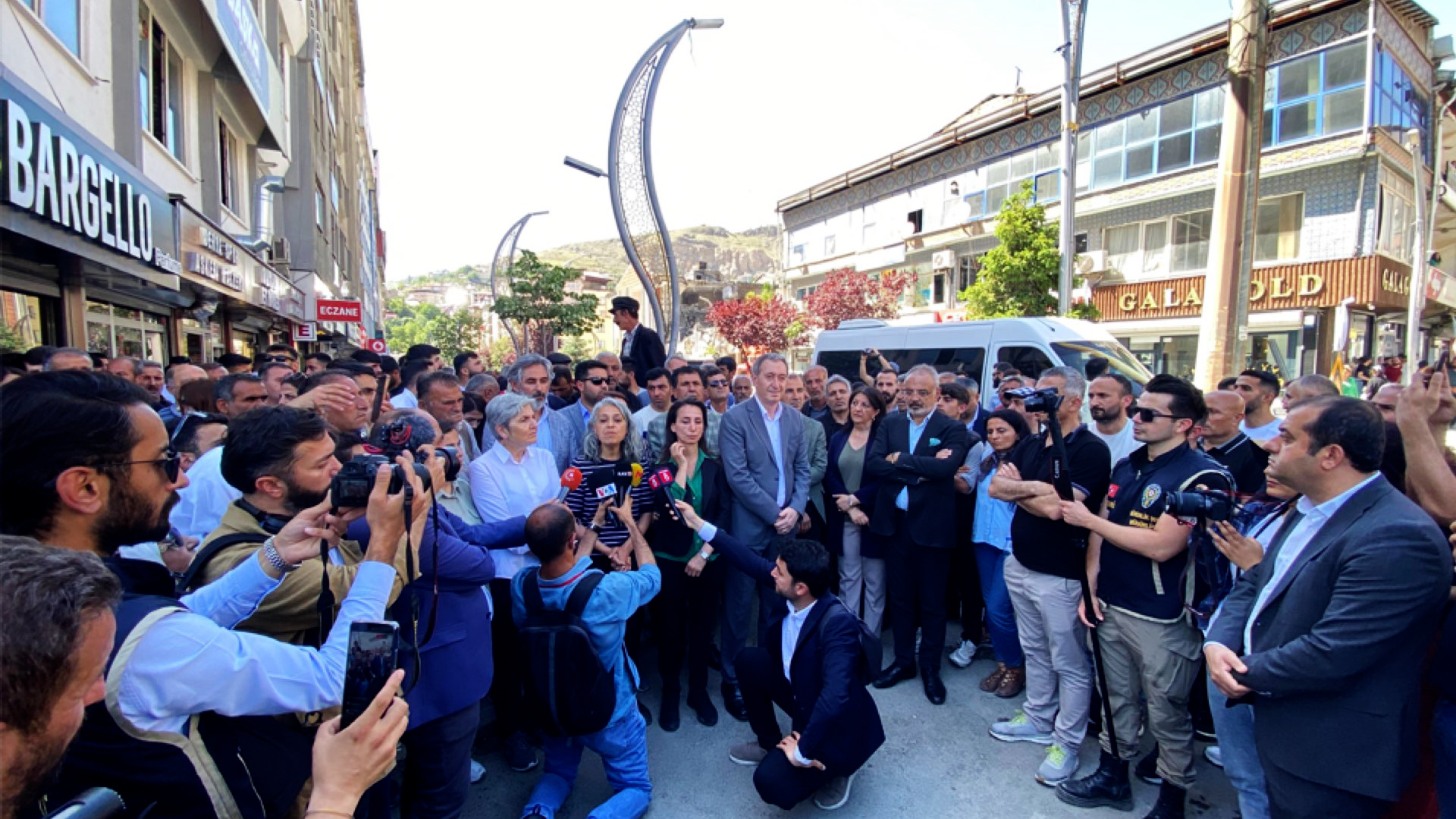 Hevserokên giştî yên DEM Partî û DBP’ê bi rêxistinên civaka sivîl û pîşeyî yên Colemêrgê re civiyan