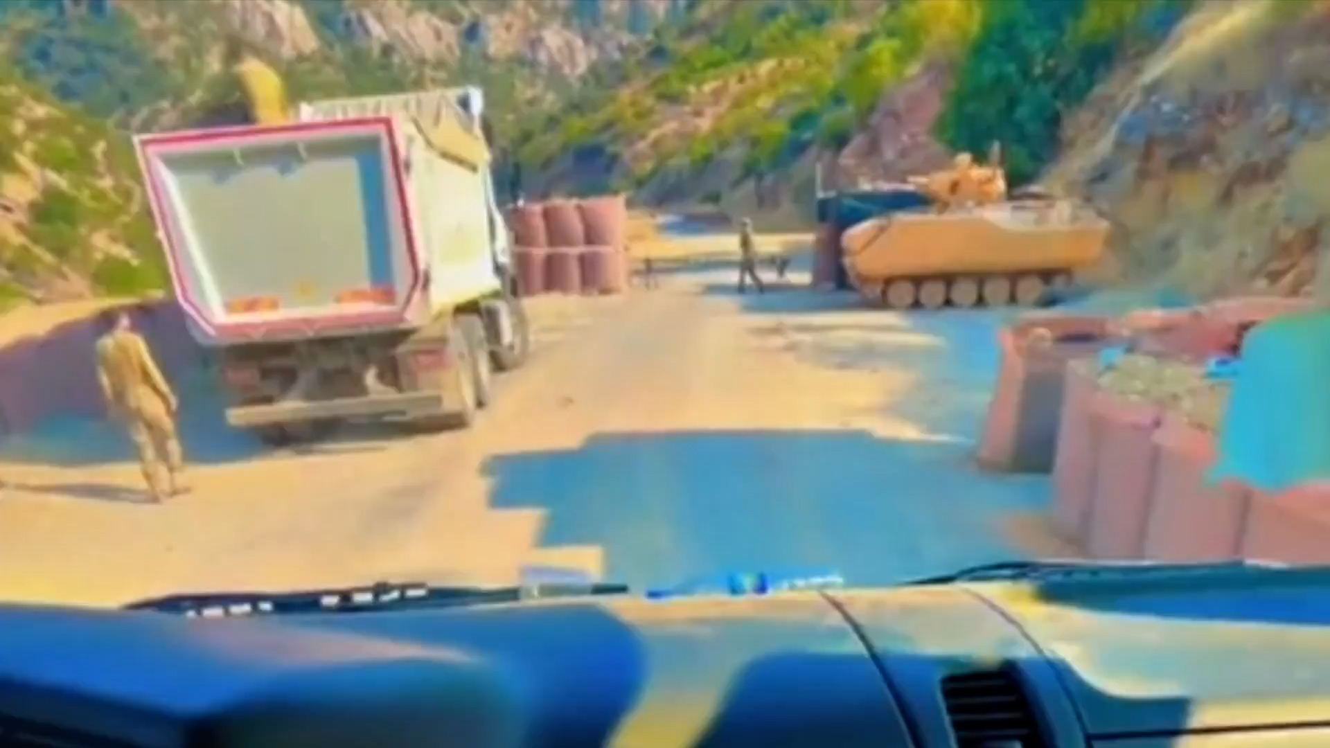 Artêşa Tirk a dagrker li Amediyê bendên kontrolê ava kirine