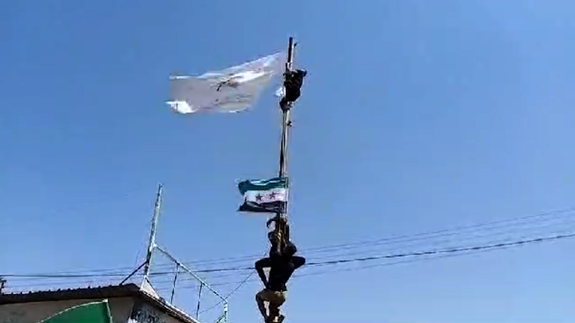 Xelkê Ezazê ala çeteyên dewleta Tirk li ser saziyan daxistin