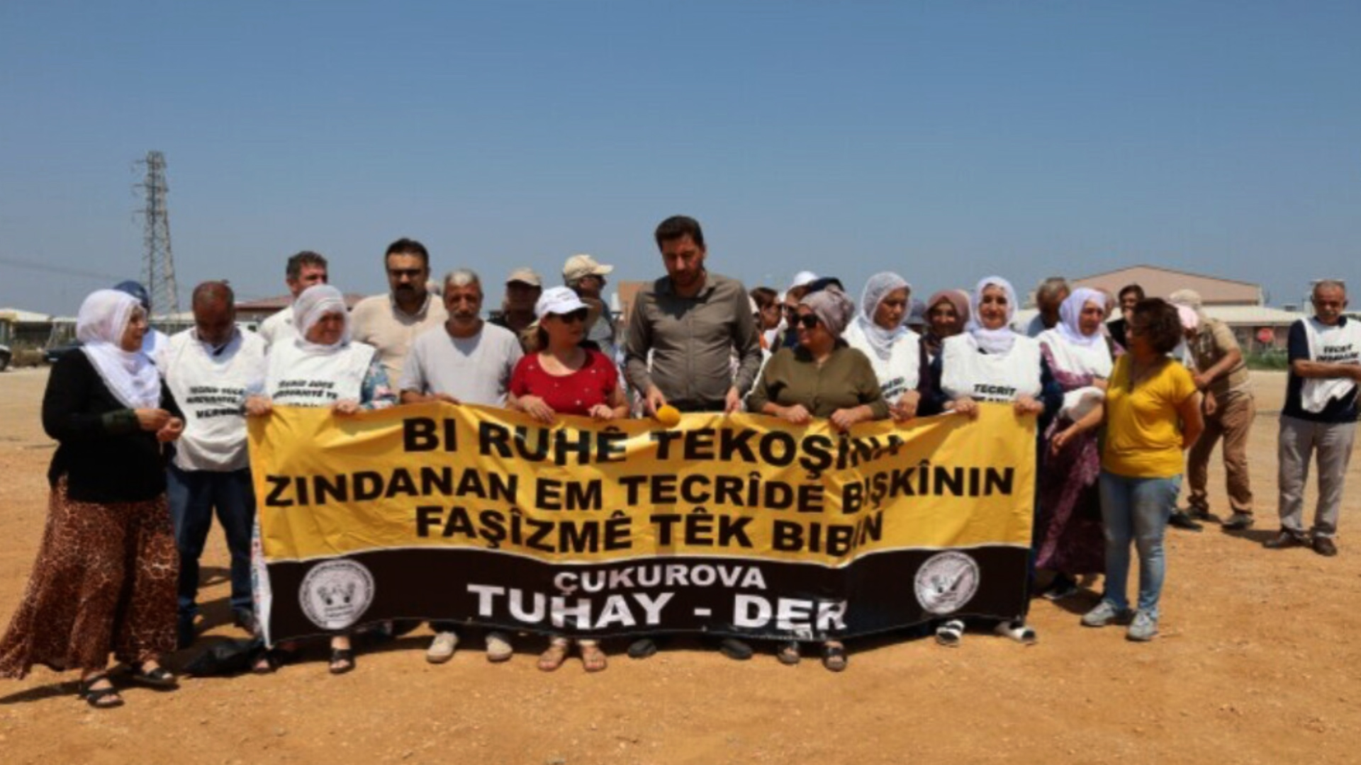 Xizmên girtiyan li Îzmîr û Mêrsînê dijî tecrîdê çalakî li dar xistin