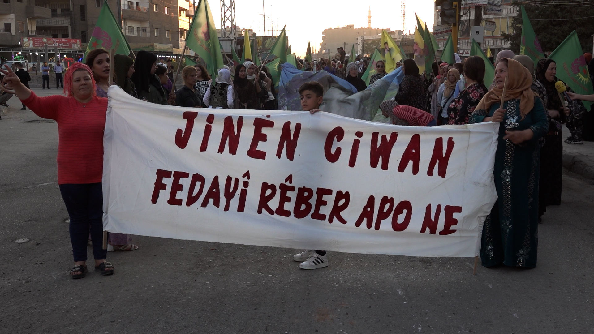 Jinên ciwan ji bo azadiya fîzîkî ya Rêber Apo meşek lidarxistin